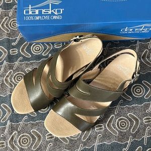 Dansko Ashlee burnished calf in olive, sz 39, worn once